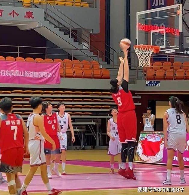 在今日发布的定档海报中，任贤齐饰演的阿骆与任达华饰演的昌哥同身份不明的黑衣人呈对峙之势剑拔弩张，二人目光如炬充满坚定，似乎试图将眼前的暗黑势力彻底铲除